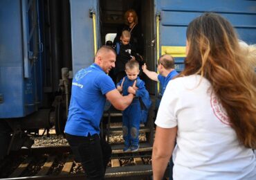 Закарпаття зустріло евакуаційний потяг із Краматорська