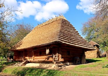 В Ужгородському скансені відновили дах на старовинній хаті