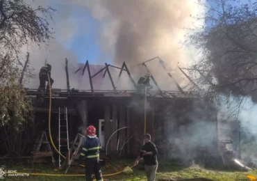 Ужгородські рятувальники ліквідували пожежу в надвірній споруді