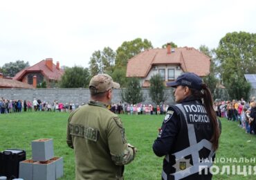 Психологи та кінологи поліції Закарпаття завітали до маленьких школярів Ужгорода