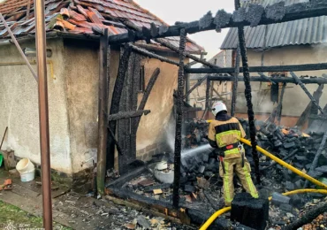 Мукачівські рятувальники під час пожежі не допустили знищення двох будинків