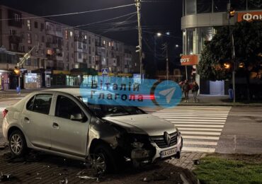 В Ужгороді жінка на перехресті знесла огорожу