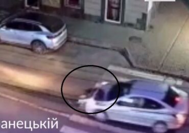 В Ужгороді автомобіль збив підлітка: момент ДТП зафіксували камери відеоспостереження