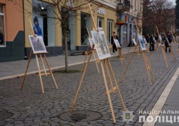 Фотовиставка, приурочена до 1000 днів повномасштабної війни, проходить в Ужгороді