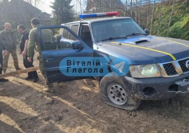 У Ясінях на Закарпатті спалили два поліцейські авто біля відділку поліції