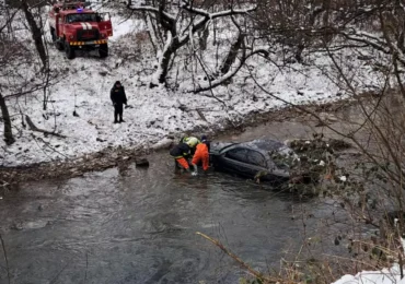 Великоберезнянські рятувальники витягли машину, яка вранці впала в річку