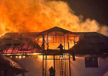 На Рахівщині через сонячні панелі сталася значна пожежа у будинку