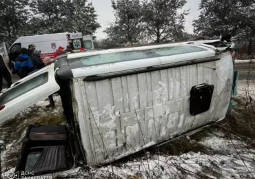 На Хустщині сталася ДТП за участі пасажирського мікроавтобуса