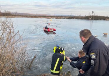 У Хусті врятували чоловіка, який провалився під кригу