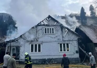 Рахівські рятувальники ліквідували значну пожежу у житловому будинку