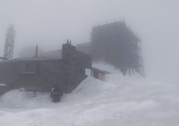 У Карпатах штормовий вітер: туристів закликають не виходити у високогір'я