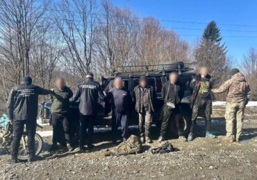 Підвозили до кордону на позашляховику та мотоциклі: поліція Рахова затримала трьох переправників військовзобов’язаних