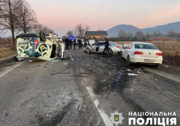 Поліція Закарпаття розслідує ДТП, внаслідок якої загинуло двоє людей