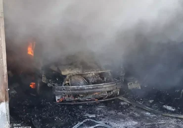 В Ужгороді згорів автомобіль у гаражі: власник отримав опіки