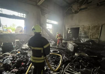 Хустські рятувальники ліквідували пожежу на складі
