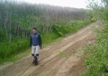 Закарпатські прикордонники затримали порушника на моноколесі