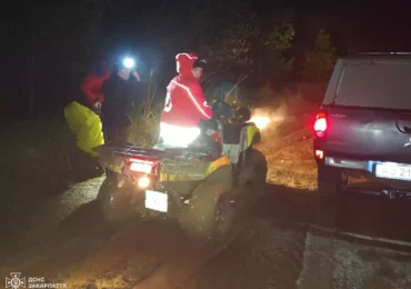 На Закарпатті врятували туристів, які заблукали біля гори Плай