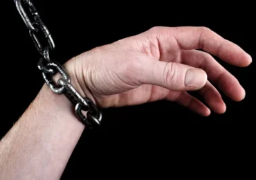 На Закарпатті чоловік прикував дружину ланцюгом та утримував в неволі понад 10 днів