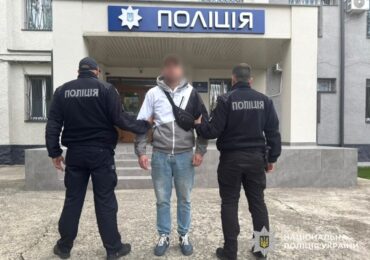 На Закарпатті у чоловіка вилучили велику кількість російської символіки та предмети історичної цінності
