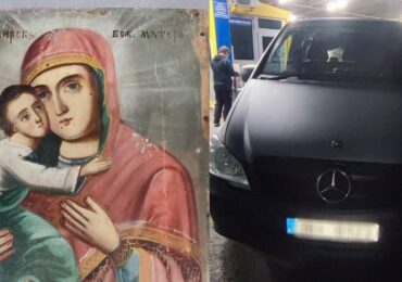 Закарпатські прикордонники в мікроавтобусі киянина виявили старовинну ікону, яку вивозили з України