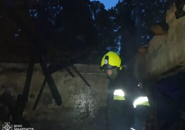 В Ужгороді рятувальники ліквідували пожежу у закинутій будівлі
