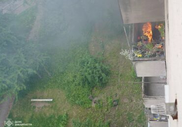 В Ужгороді через палаючу ковдру загорівся балкон багатоповерхівки
