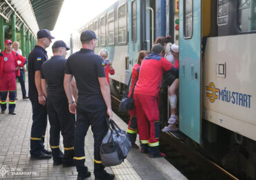 У Чопі рятувальники зустріли дітей, які пережили жахливу ДТП у Франції