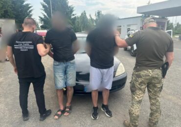 Поблизу кордону з Румунією зупинили переправника з клієнтом