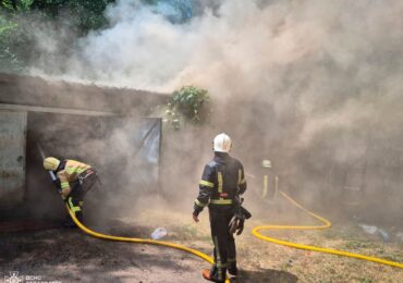 Мукачівські рятувальники ліквідували пожежу в гаражному кооперативі