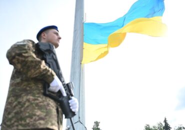 На Закарпатті урочисто підняли прапор з нагоди Дня Конституції