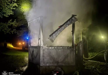На Закарпатті вогнеборці ліквідували загоряння у капличці
