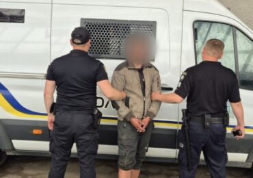 Повалив жінку на землю та зірвав з шиї прикраси: поліцейські Берегова затримали нападника