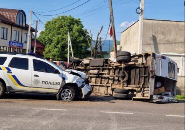 На Тячівщині сталася ДТП за участі службового авто поліції та мікроавтобуса