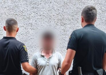 У Виноградові поліція затримала раніше судимого чоловіка, який обікрав водійку, що його підвозила
