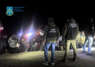 На Закарпатті затвердили обвинувачення чотирьом чоловікам, які перевозили військовозобов'язаних у вантажівці під шаром піску