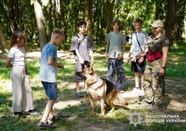 Поліцейські психологи та кінологи долучилися до відзначення Дня спільнодії в Ужгороді