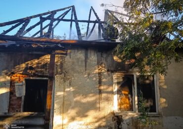 На Хустщині свічка стала причиною пожежі