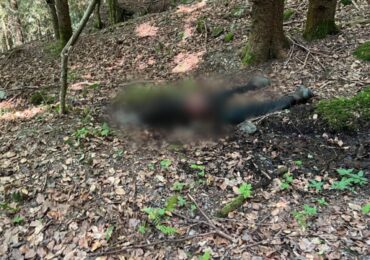 У горах поблизу кордону прикордонники виявили тіло людини