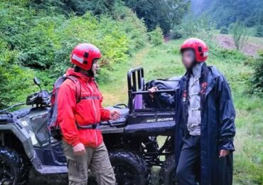 Закарпатські рятувальники транспортували туриста з отруєнням