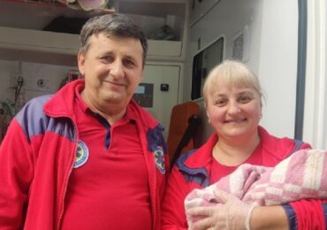 На Рахівщині жінка народила дитину просто в кареті «швидкої»
