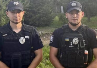 В Мукачеві патрульні затримали чоловіків, які зухвало пограбували жінку