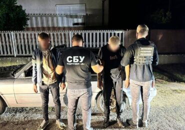 На Закарпатті прикордонники затримали двох переправників та чоловіка, якого вони везли до кордону з Угорщиною