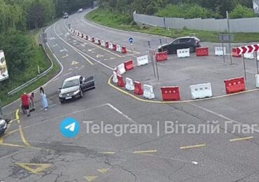 В Ужгороді водійка збила двох людей на мотоциклі