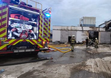 На Рахівщині ліквідували пожежу в деревообробному цеху