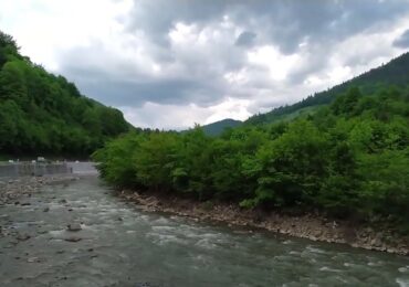 Трагедія на Рахівщині: рятувальники дістали з річки тіло загиблого чоловіка