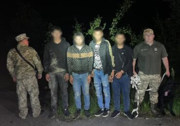 Поблизу кордону зі Словаччиною зупинили четвірку порушників
