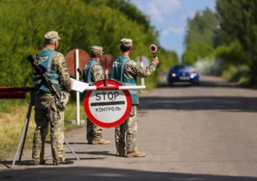 На Закарпатті прикордонники загасили автівку, яка загорілася під час руху