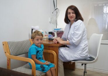 Медики Закарпатської обласної дитячої лікарні врятували зір хлопчику, який заклеїв собі очі суперклеєм