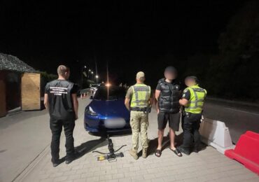 Прикордонники виявили в автомобілі закарпатця арбалет зі стрілами