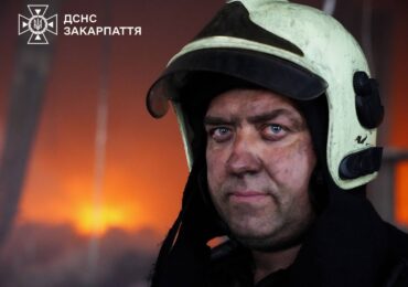 У Мукачеві ліквідовано масштабну пожежу на підприємстві після ворожого обстрілу